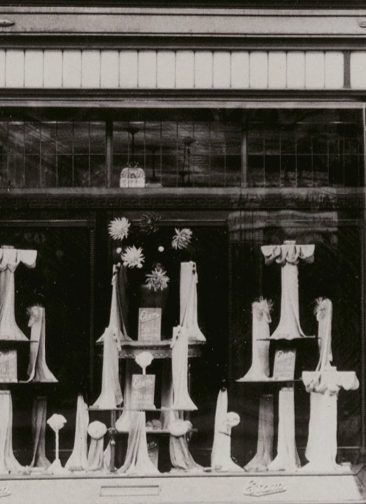 1920 - En vitrine, les premiers bas en soie synthétique tramée s’exposent sans aucun complexe.