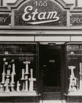 1928 - La 1ère boutique française ouvre à Paris au 376, rue Saint-Honoré.