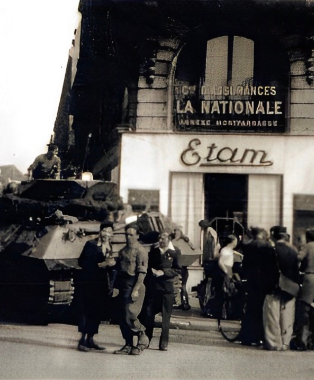 1944 - Paris vient d’être libéré. Les boutiques Etam réouvrent enfin leurs portes.