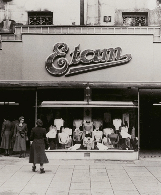 1952 - L’enseigne gagne en prospérité. Les boutiques sont de plus en plus nombreuses.
