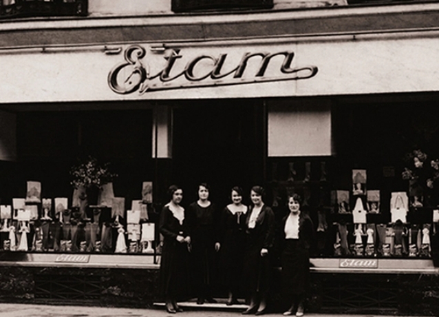 1916 - Une 1ère boutique de la marque ouvre à Berlin. 