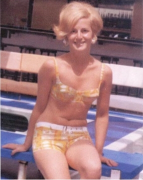 1963 - Etam présente sa collection de maillots de bain. Gais, colorés, le succès est immédiat.